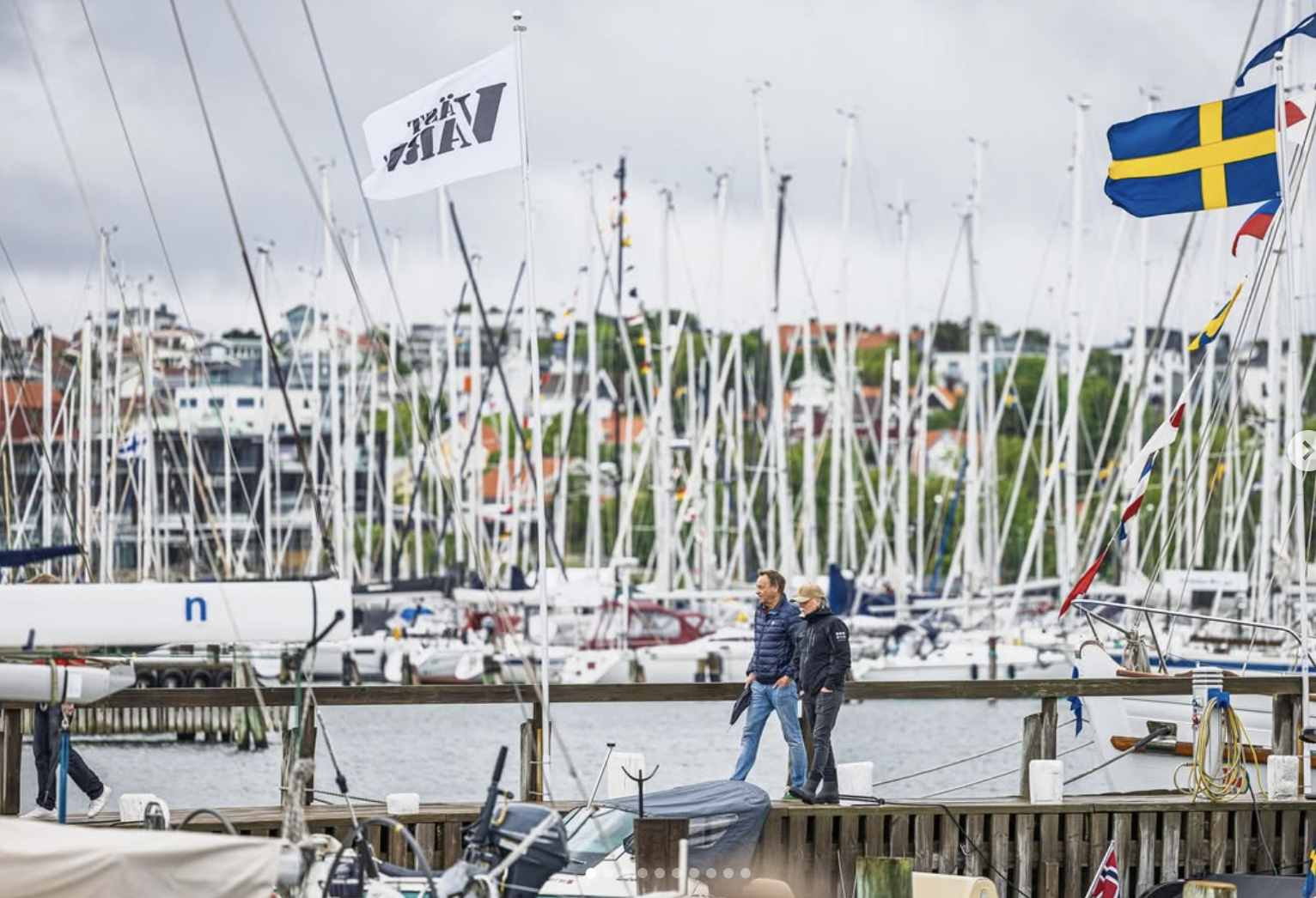 Västvarv i Sjöhed med svensk flagga och Warv Gruppen-flagga